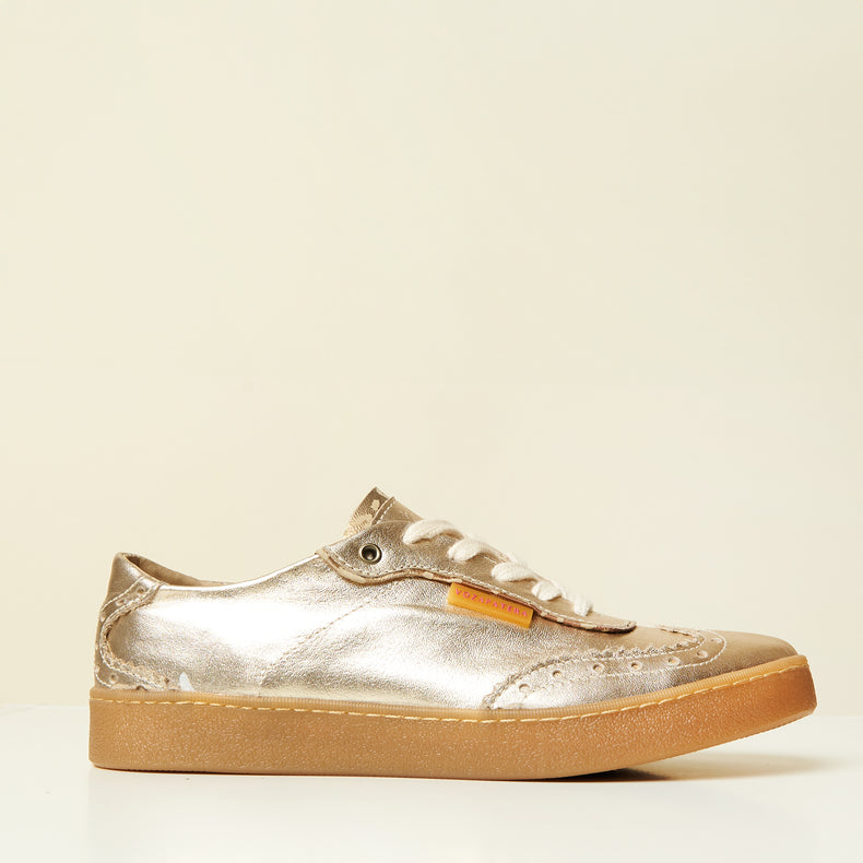 zapatilla dorada con planta crepe