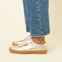 Zapatilla Dorada y planta crepe modelo urbano